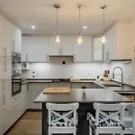Bright & Modern By Homing アパート カルカヴェロス